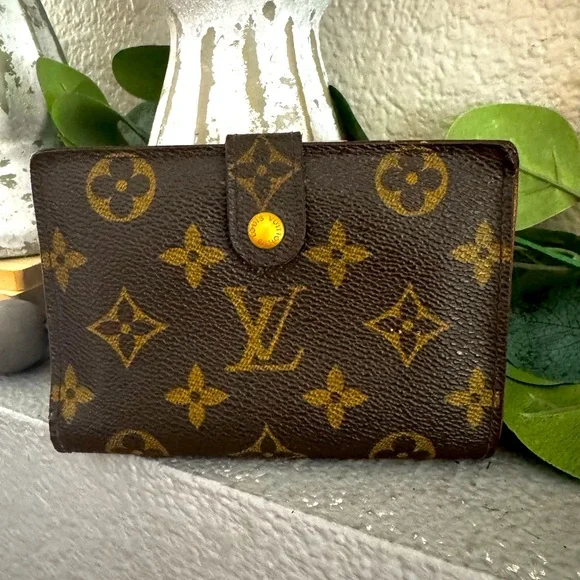 Louis Vuitton | Bags | Louis Vuitton Kiss Lock Compact  display picture 1